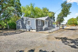 225 Wilson Rd in Central Point, OR - Building Photo - Building Photo