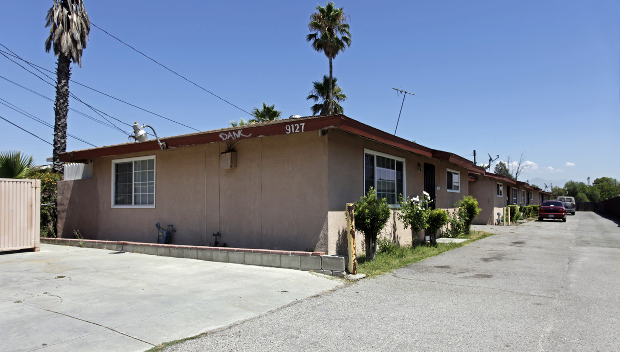 9127 Juniper Ave in Fontana, CA - Foto de edificio