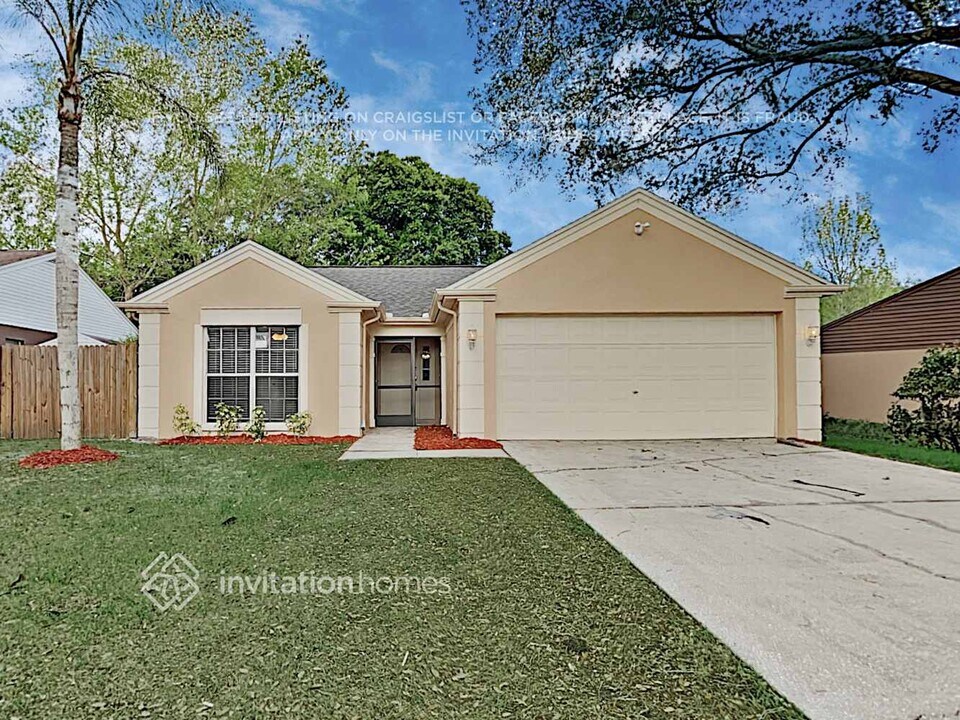 1607 Baker Rd in Lutz, FL - Building Photo