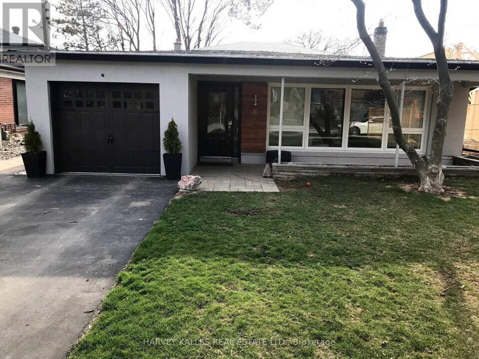8 Alonzo Rd in Toronto, ON - Building Photo