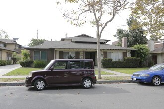 2732 W Keller Ave in Santa Ana, CA - Foto de edificio - Building Photo