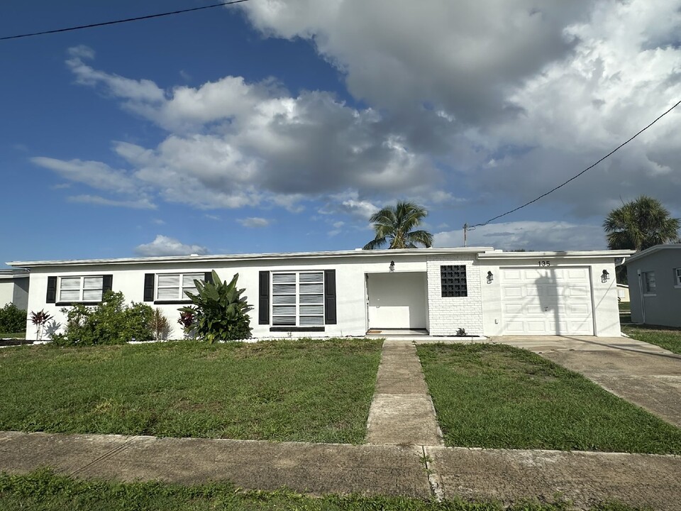 135 Godfrey Ave NE in Port Charlotte, FL - Building Photo