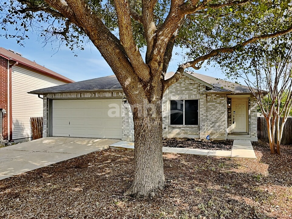 8066 Chestnut Cape Dr in Converse, TX - Building Photo