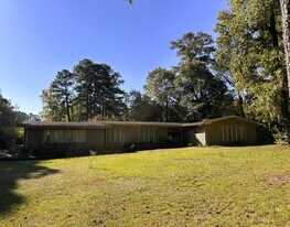 1084 Faust Ave in Ozark, AL - Building Photo