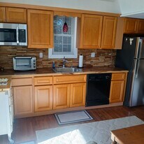 105 Pulaski St, Unit Pool house in Southampton, NY - Building Photo