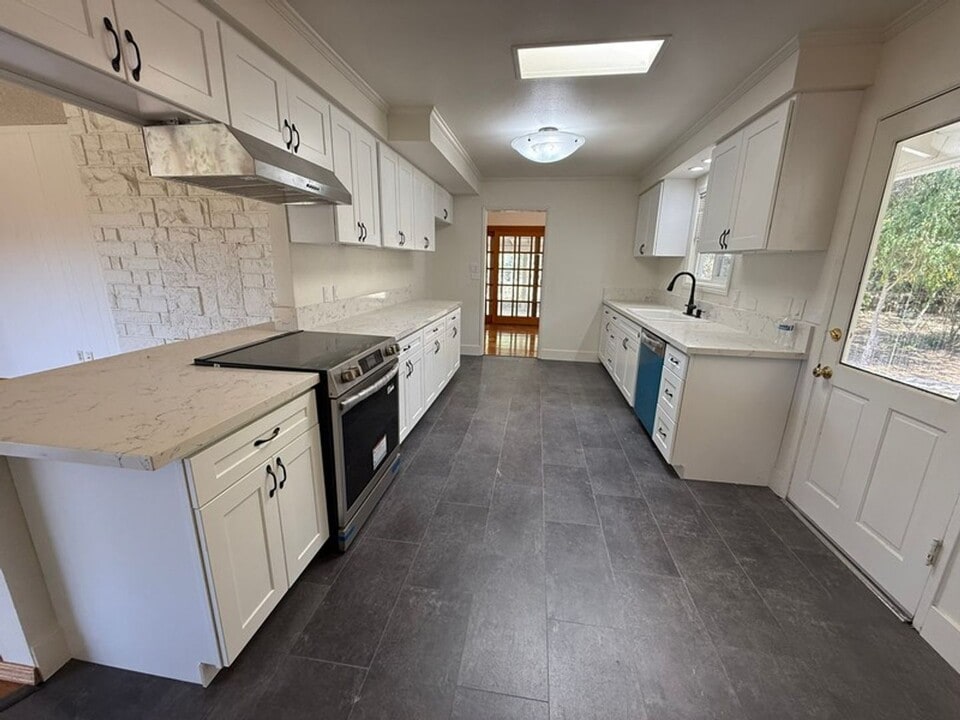 2189 Lake Marie Dr in Santa Maria, CA - Building Photo