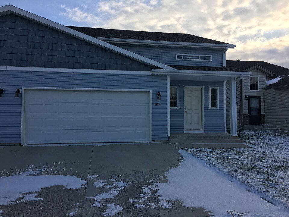 923 30th Ave W in West Fargo, ND - Building Photo