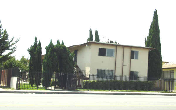 738 W Imperial Hwy in Los Angeles, CA - Building Photo