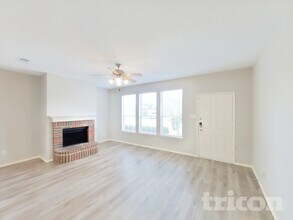 925 Buffalo Springs Dr in Fort Worth, TX - Foto de edificio - Building Photo