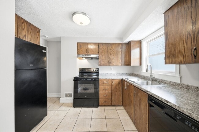 77 Merrow St in Manchester, NH - Building Photo - Building Photo