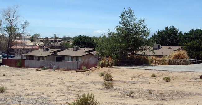 19048 Outer Hwy 18 in Apple Valley, CA - Building Photo - Building Photo