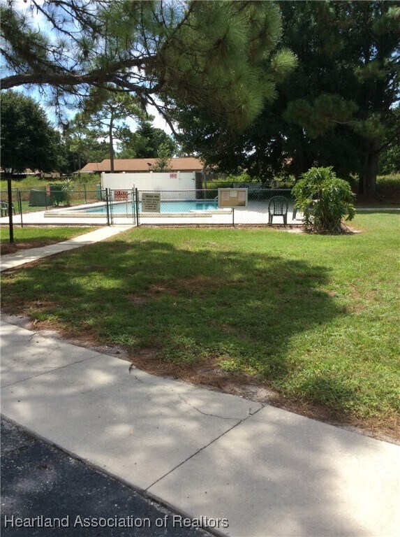 517 Manor Cir in Sebring, FL - Building Photo - Building Photo