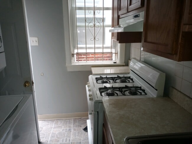 4820 Sansom St, Unit 2 in Philadelphia, PA - Foto de edificio - Building Photo