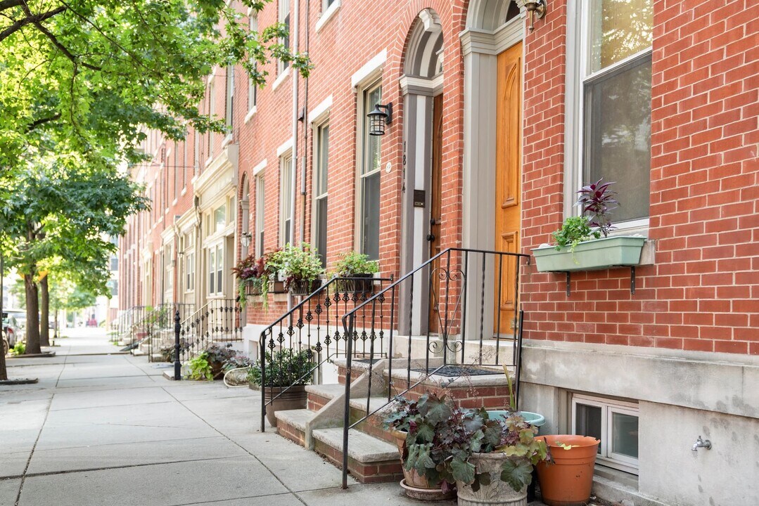1825 Fairmount Ave in Philadelphia, PA - Building Photo