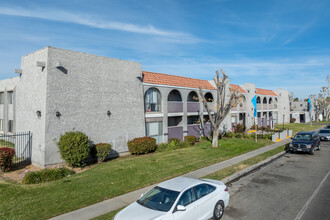 Villa Sierra Apartments in Palmdale, CA - Building Photo - Building Photo