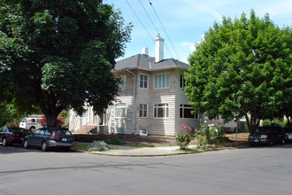 2171 NE Schuyler St in Portland, OR - Building Photo - Building Photo