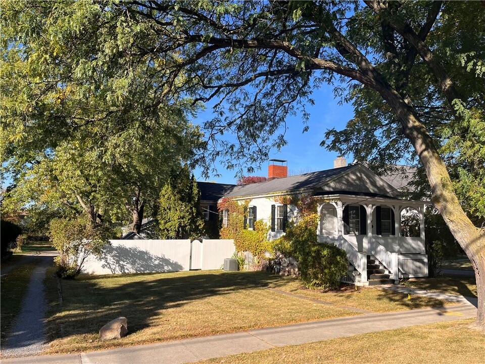 410 N Main St in Canandaigua, NY - Building Photo