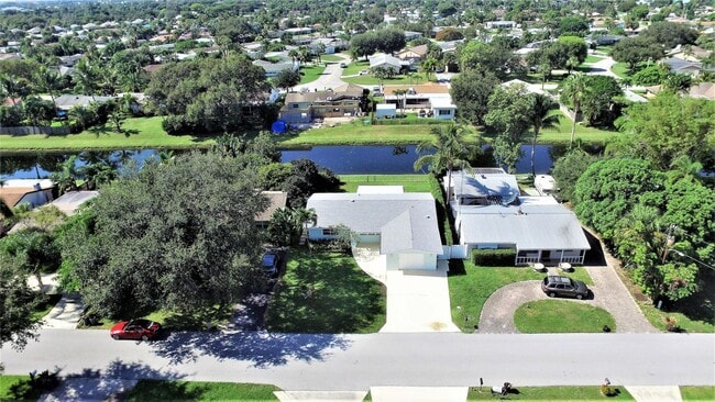 571 Riverside Dr in Palm Beach Gardens, FL - Building Photo - Building Photo