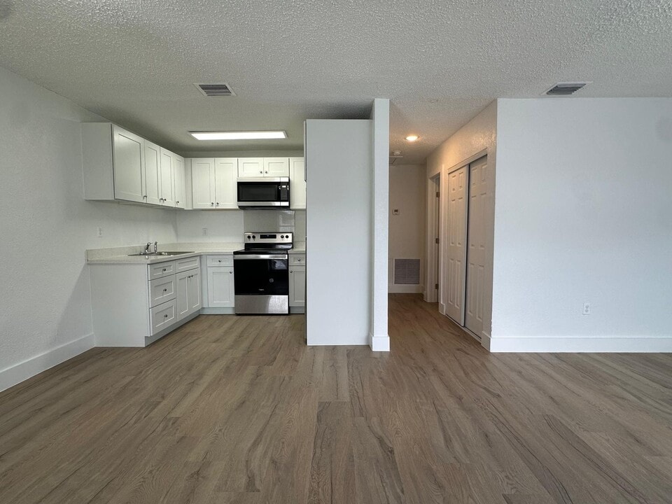 6032 SW 25th St in Miramar, FL - Building Photo
