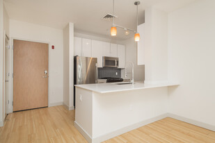 223 W 2nd St, Unit 417 Apartamentos