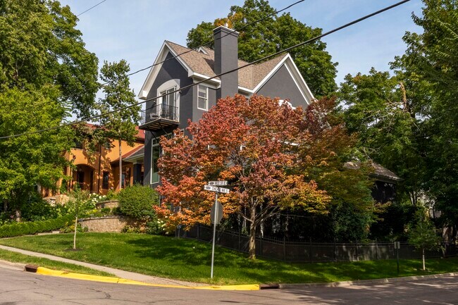 745 Rice St E in Wayzata, MN - Building Photo - Building Photo