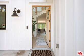 1086 Marco Pl in Los Angeles, CA - Building Photo - Building Photo