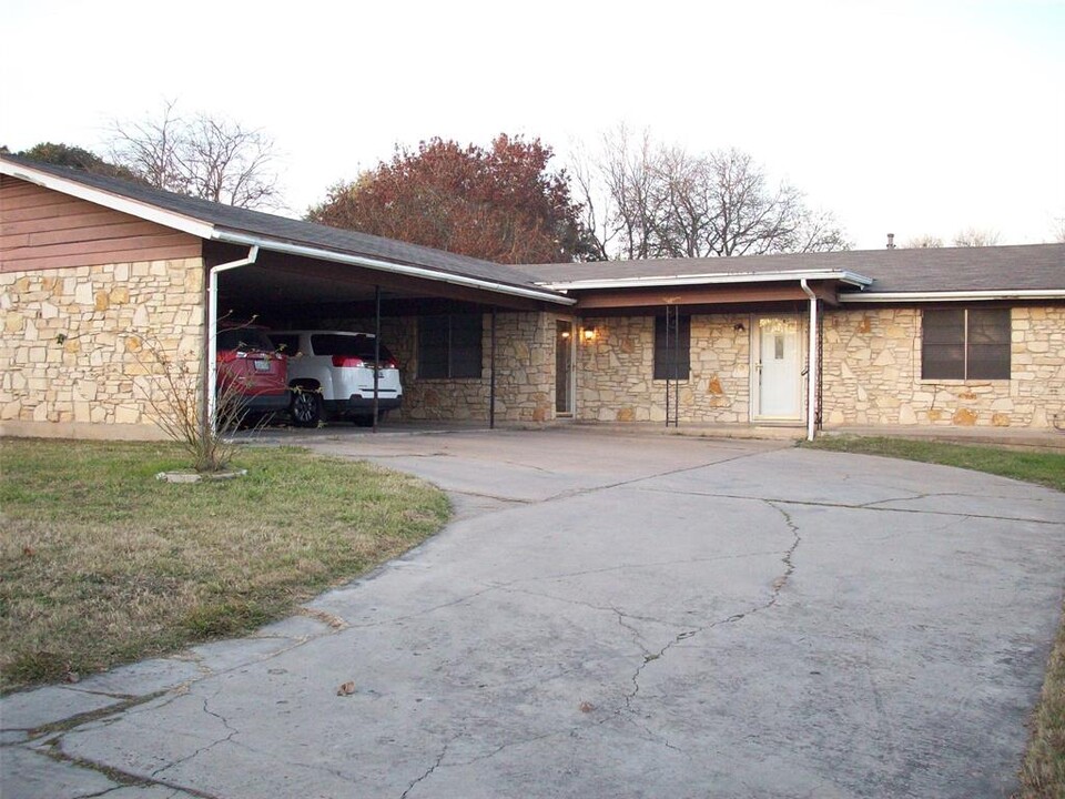 7406 Southgate Ln in Austin, TX - Building Photo