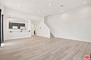 4940 Laurel Canyon Blvd in Los Angeles, CA - Building Photo