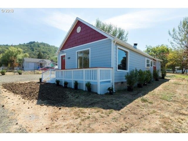 207 Fairacres Ln in Roseburg, OR - Building Photo - Building Photo
