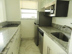 734 Meridian Ave in Miami Beach, FL - Foto de edificio - Building Photo