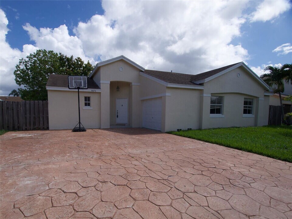 9471 NW 52nd St in Sunrise, FL - Foto de edificio
