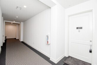 4820 Caroline St, Unit 407 in Houston, TX - Building Photo - Building Photo