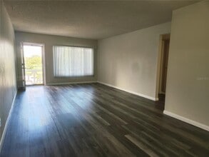 2455 Finlandia Ln in Clearwater, FL - Building Photo - Building Photo