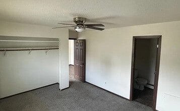 16th Avenue Apartments in Cedar Rapids, IA - Foto de edificio - Building Photo