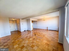 10201 Grosvenor Pl in Rockville, MD - Building Photo - Building Photo