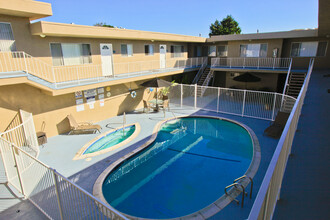 800 Meyer Lane in Redondo Beach, CA - Building Photo - Building Photo