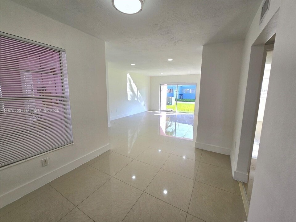 7520 SW 82nd St in Miami, FL - Building Photo