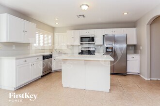 8645 Radiant Ruby Ave in Las Vegas, NV - Foto de edificio - Building Photo