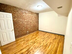 838 Huntington Ave, Unit #2 in Boston, MA - Foto de edificio - Building Photo