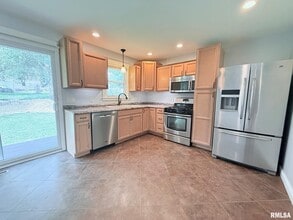 5570 Clemons Rd in Bettendorf, IA - Building Photo - Building Photo