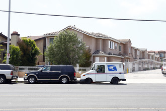 9635 Woodman Ave in Arleta, CA - Foto de edificio - Building Photo