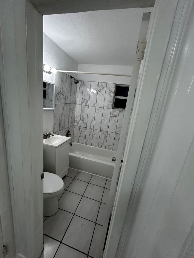 10822-10822 2 Ave in Marathon, FL - Foto de edificio - Building Photo