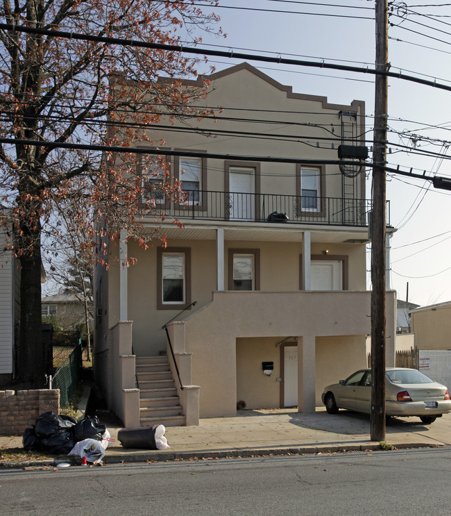 335 Bradley Ave in Staten Island, NY - Building Photo - Building Photo