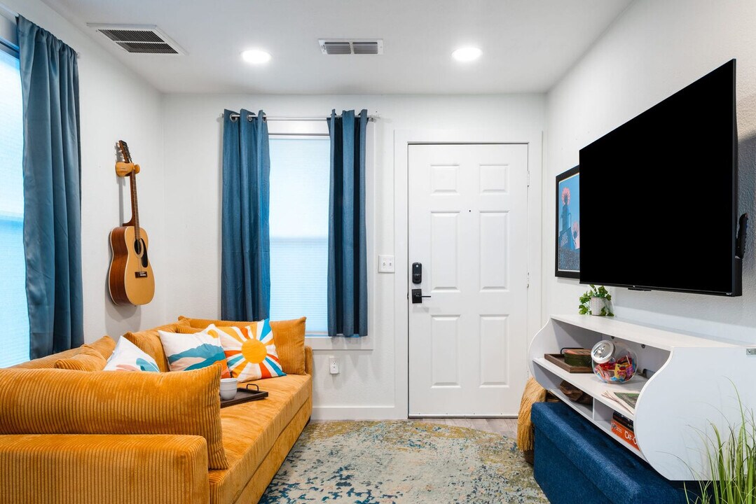 1206 1/2 Haskell St in Austin, TX - Building Photo
