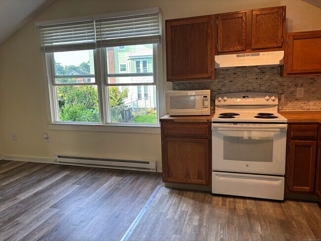 21 Amity St in New London, CT - Building Photo - Building Photo