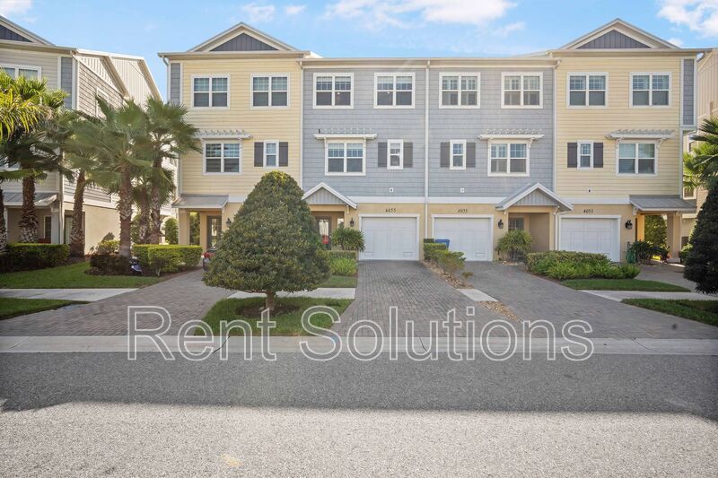 4055 Rocky Shores Dr in Tampa, FL - Building Photo
