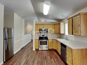 1877 E Cedar Dr in Eagle Mountain, UT - Foto de edificio - Building Photo