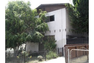 6315 Aldama St in Los Angeles, CA - Foto de edificio - Building Photo