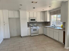 10014 Singleton Way in Riverside, CA - Foto de edificio - Building Photo
