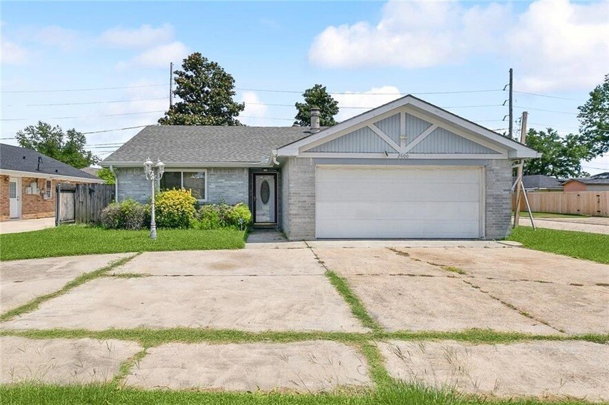 2600 Cambridge Dr, Unit 327 in La Place, LA - Building Photo